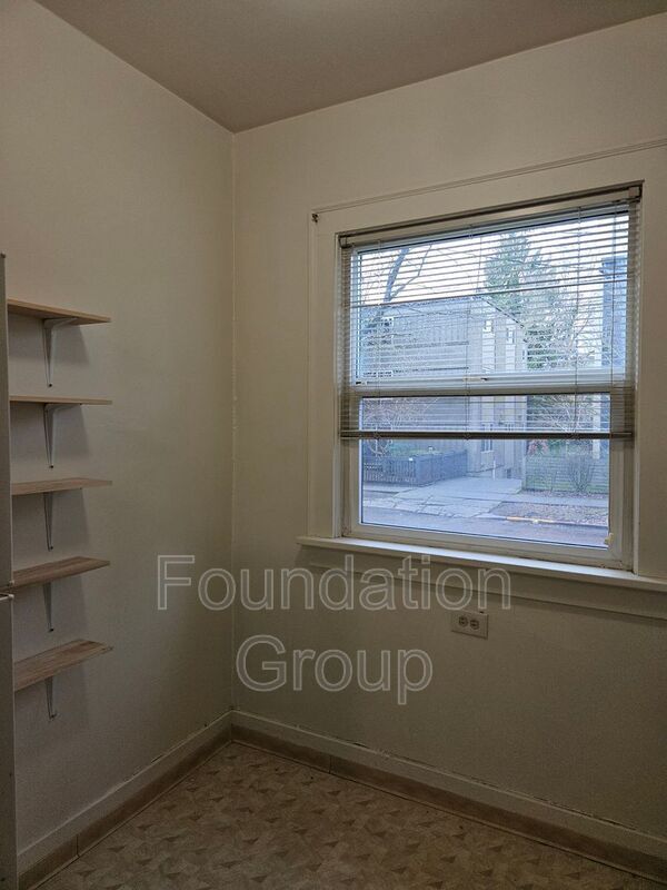 Foto del edificio - 734 Broadway E