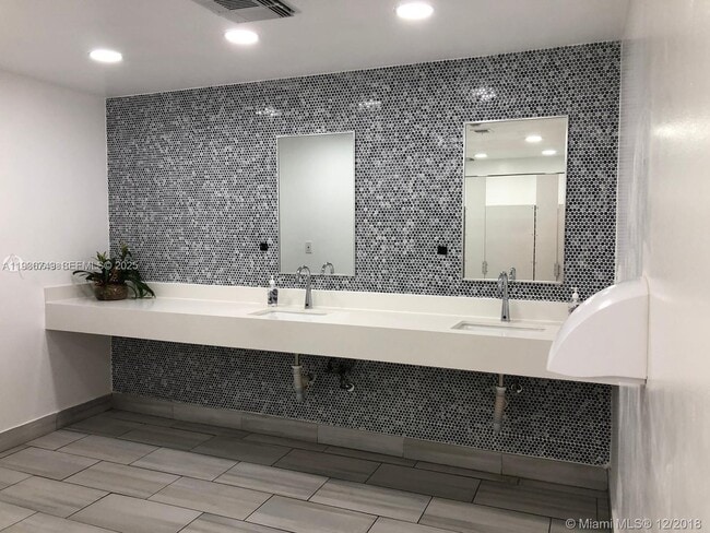 Foto del edificio - 16919 N Bay Rd