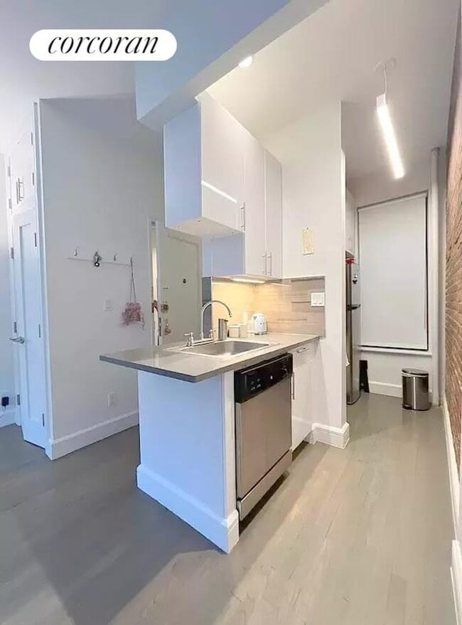 Foto del edificio - 242 E 83rd St