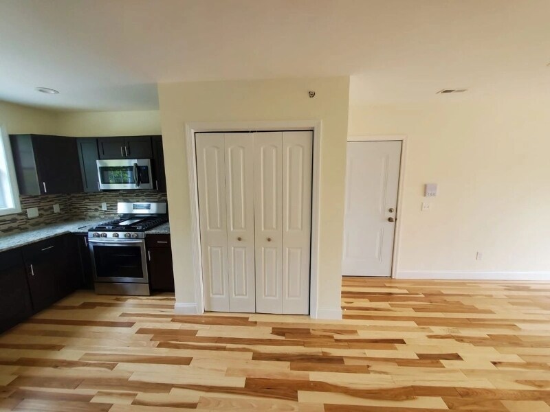 506060 Village Green S Unit 11, East Providence, RI 02915 Condo for