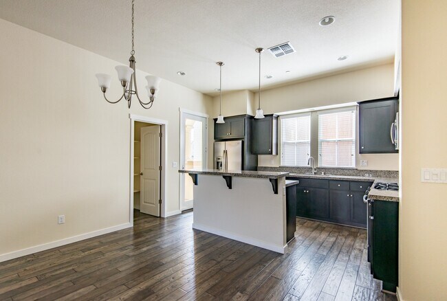 Building Photo - Walking Distance to Downtown Mountain View, Cal Train and the Amazing Farmers Market