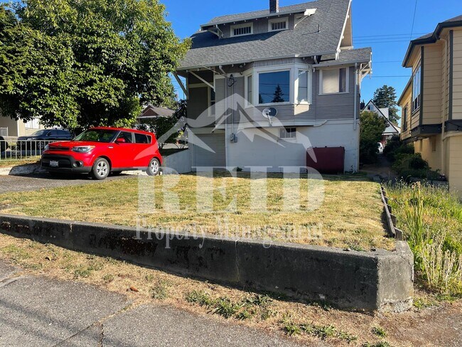 Foto del edificio - Large home/3bed 3 bath with bonus/office room just outside of PSNS and close to Bremerton Ferry