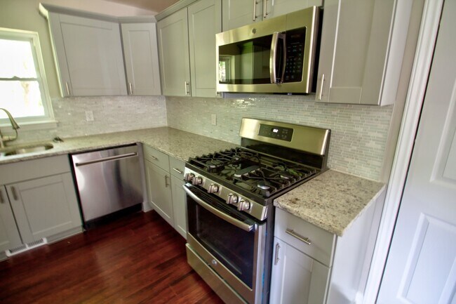 Building Photo - Lovely 4 Bedroom Ranch Style Home Minutes ...