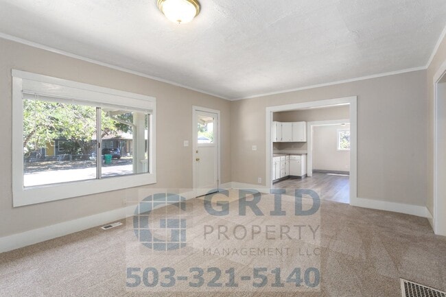 Building Photo - 2 Bedroom Home Available in Southeast Wood...