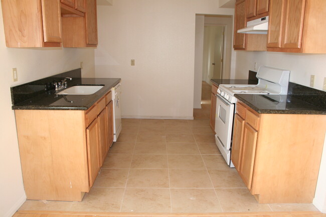 Foto del edificio - 2728 W Yale Ave