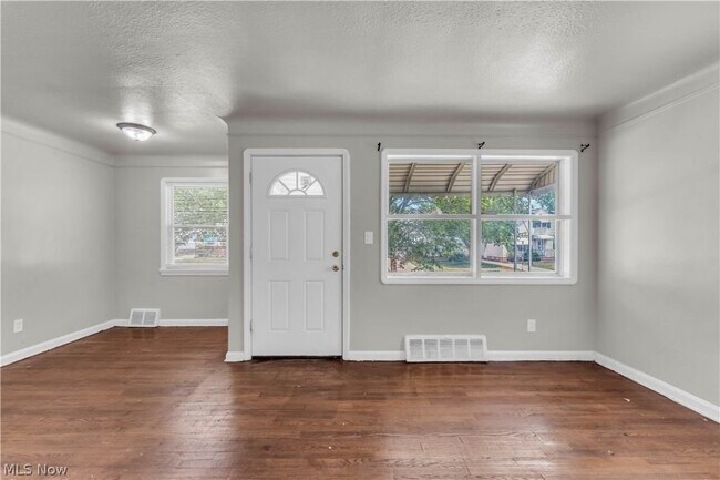 Foto del edificio - 15902 Maplewood Ave