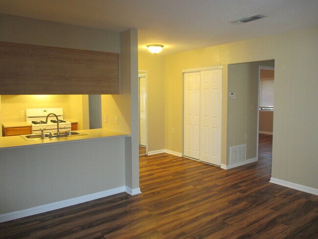 Foto del edificio - 2bed/1bath condo in convenient location......