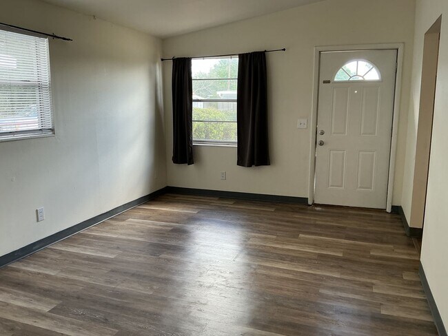 Foto del edificio - 2BR Home in South Lakeland – Move-In Ready
