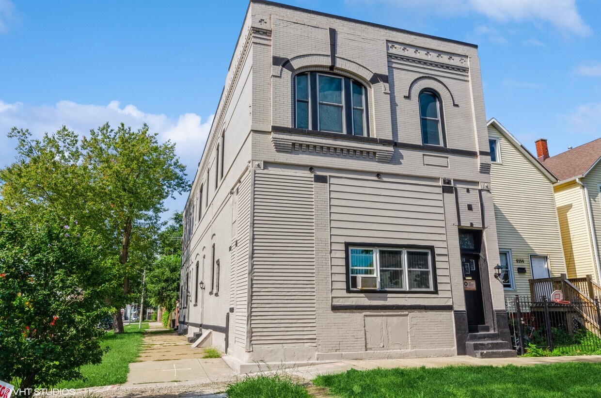 Foto principal - 8358 S Buffalo Ave