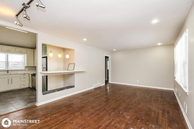 Building Photo - 8203 Kenwood Ave, Kansas City, MO 64131