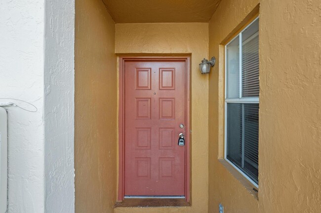 Building Photo - BEAUTFUL RENOVATED TOWNHOUSE 2 BEDROOMS AN...