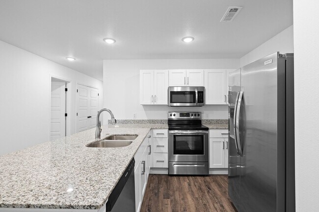 Foto del edificio - 3 Bedroom Townhome On The Corner!