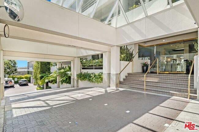 Foto del edificio - 1131 Alta Loma Rd