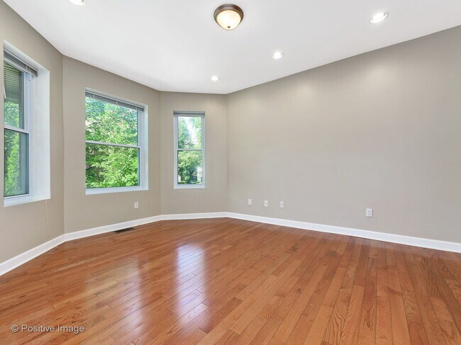 Foto del edificio - 2215 W Addison St