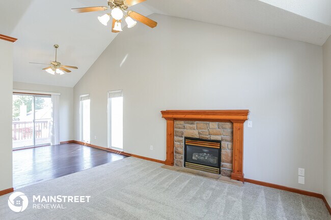 Building Photo - 601 SW Sunset Dr
