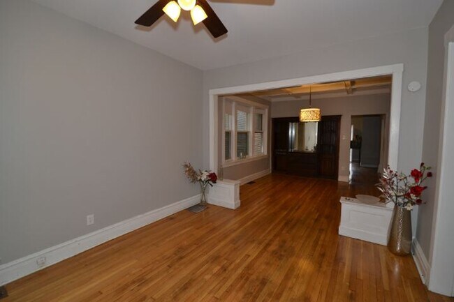 Foto del edificio - 4713 N Albany Ave