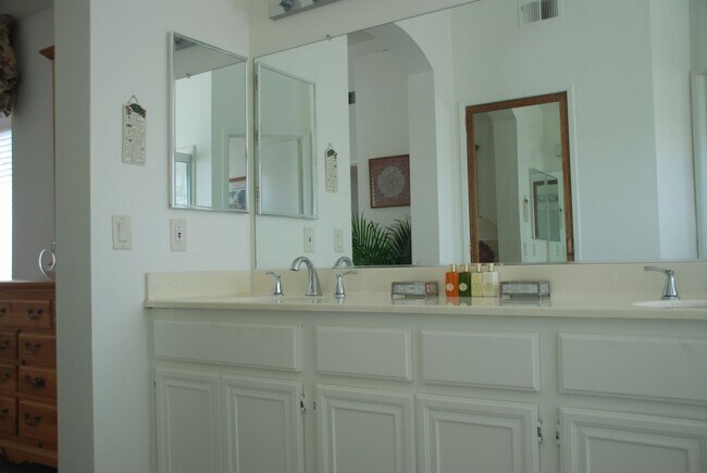 Foto del edificio - 16236 Peppertree Ln