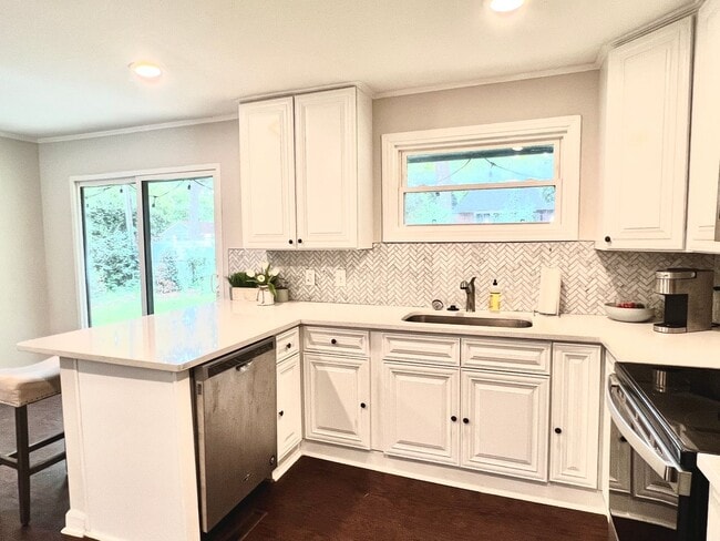 Building Photo - 3 bed 2 bath Single Family Home - Located between Southend, SouthPark & Myers Park