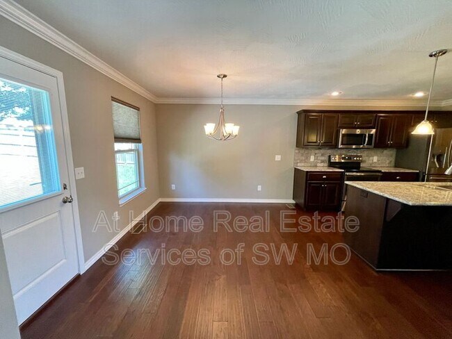 Building Photo - 113 N Glengary Dr