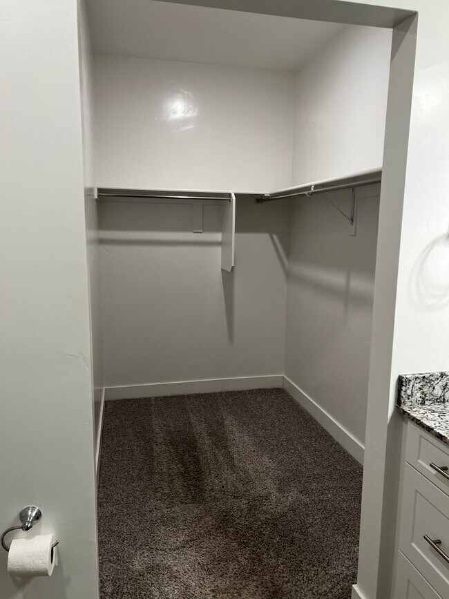 Armario del dormitorio principal - 875 S Depot St