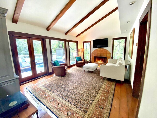 Foto del edificio - Beautiful 5 Bedroom Mill Valley Home Close...