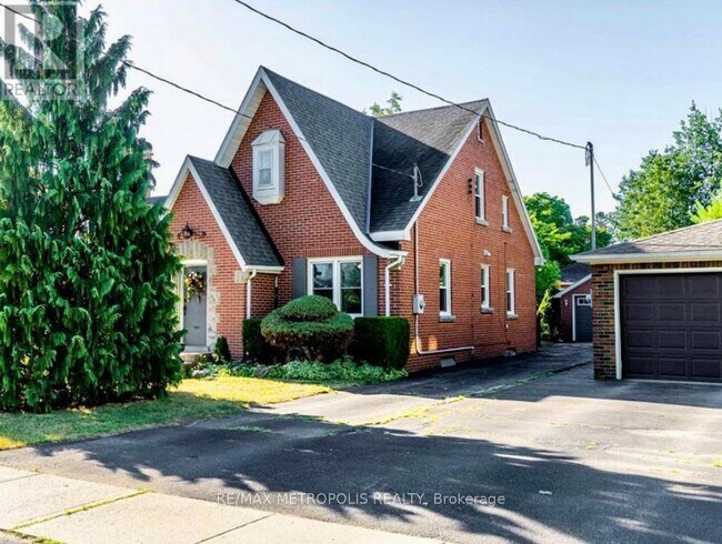 Building Photo - 117 Queensway Dr