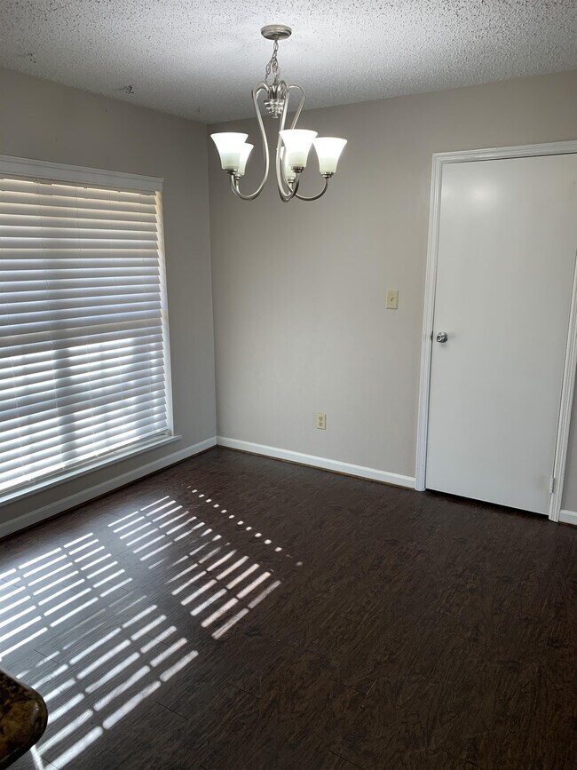Building Photo - 305 Meadowbrook Dr