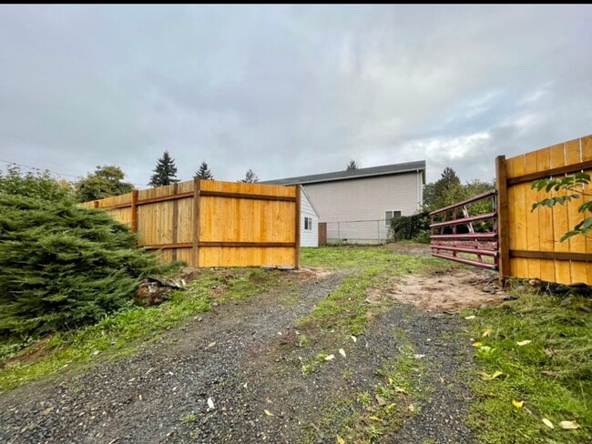 Foto del edificio - Stunning Mid Century Modern Cottage In Mill Park Neighborhood~  Large Yard w/ Privacy Fence~ Wash...