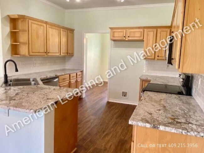 Building Photo - Recently Updated 3/Bedroom 2/Bath Home in ...