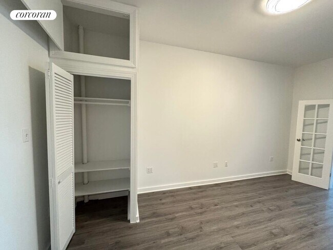 Foto del edificio - 320 W 47th St