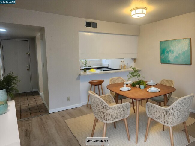 Building Photo - 1600 Carmel Dr