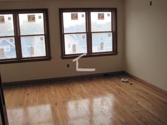 Foto del edificio - Steps from the T Stop, In-Unit Washer and ...