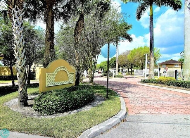 Building Photo - 1103 Golden Lakes Blvd