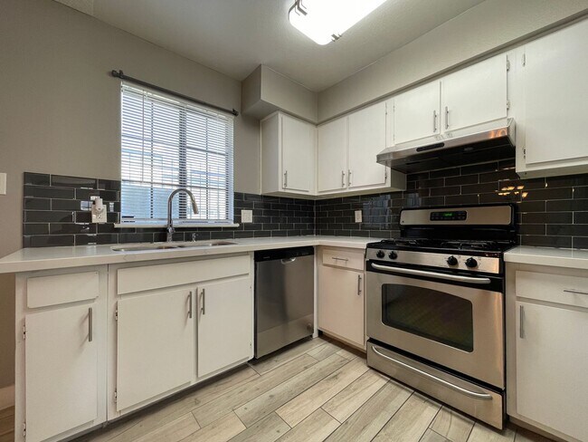 Foto del edificio - 2 BED 2 BATH TOWNHOUSE NEAR LAKE MEAD AND ...