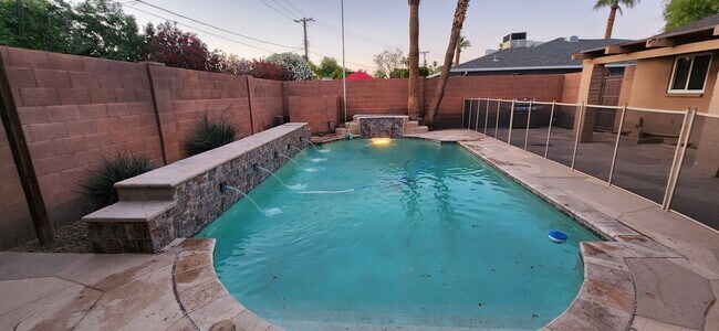 Piscina - 3138 N 83rd St