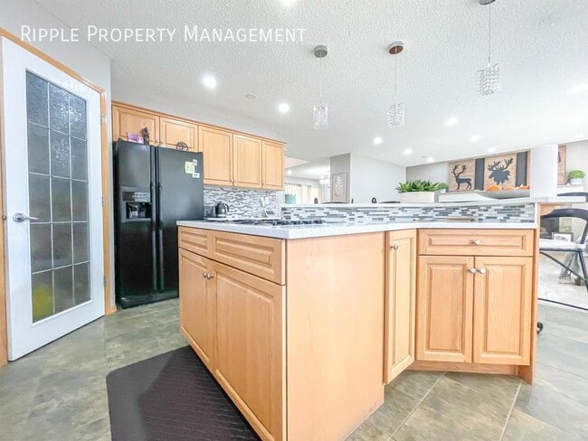 Photo du bâtiment - INCREDIBLE LARGE 3 BEDS/2.5 BATHS HOUSE