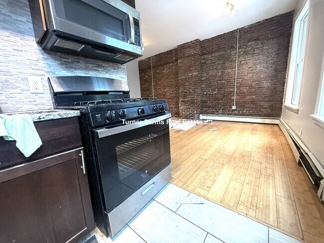 Building Photo - 147 Meridian St