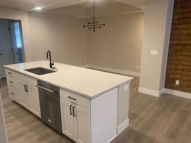 Foto del edificio - 3 Bed/3 Bath Modern and Luxurious Townhome in NE Bend