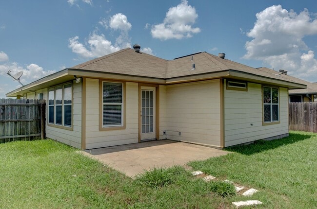 Building Photo - August Pre-Lease! Beautiful 3 Bed, 2 Bath ...