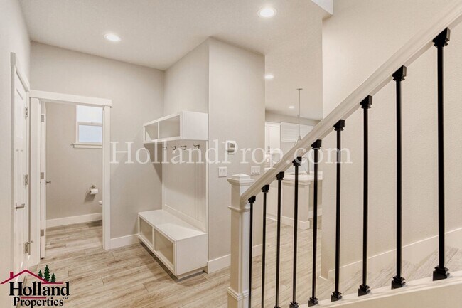 Foto del edificio - A must-see home in Beaverton where style, location, and lifestyle come together