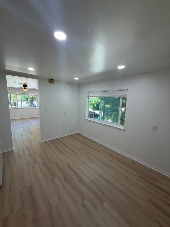 Building Photo - 831 Opal Dr