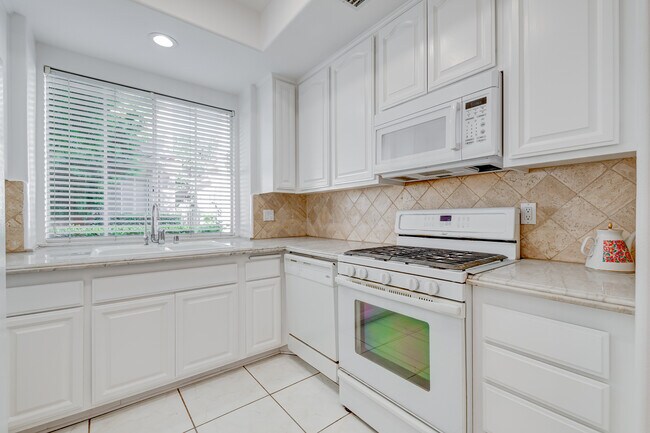 Building Photo - 10004 Reseda Blvd