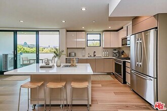 Building Photo - 328 N Maple Dr