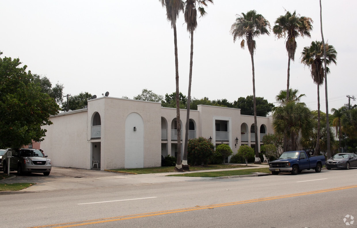 Building Photo - 46 E Davis Blvd