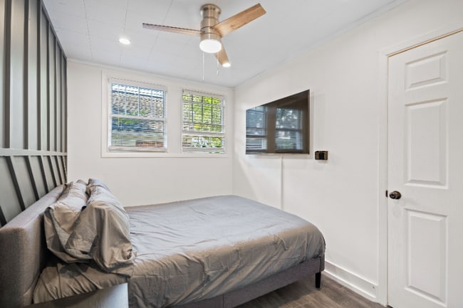 Building Photo - 2009 W Dekle Ave