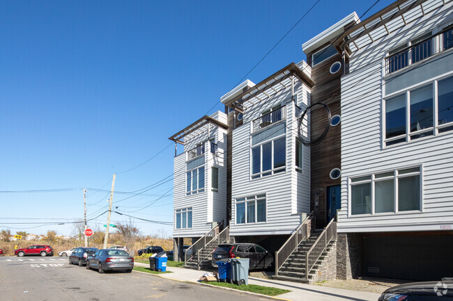 Building Photo - Salt Meadows