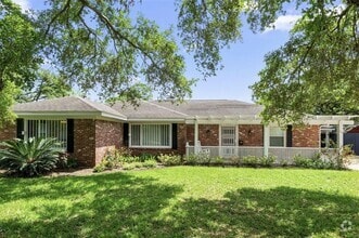 Building Photo - 206 Village Dr