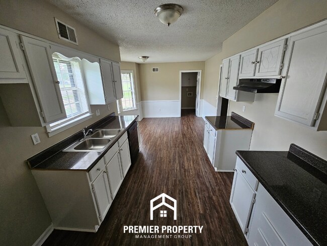 Foto del edificio - Huge 3BR/2BA Near Kirby | 1,774 Sq Ft, Hardwood Floors, Fireplace & Bay Window