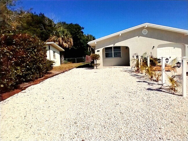 Private Entrance/Free parking - 3307 NE Jeannette Dr