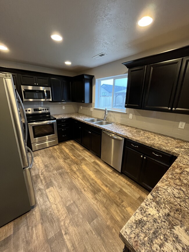 Building Photo - 3517 S Cape Coral Ave